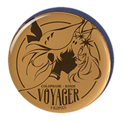 보이저의 실루엣 초상과 COLOPHANE · ROSIN VOYAGER 문구가 들어간 호박색 원형 아크릴 블록