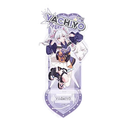 月見ヤチヨのアクリルスタンド。ジャンプするヤチヨ、上部の「YACHIYO」ロゴとラベンダー色のハート形の台座