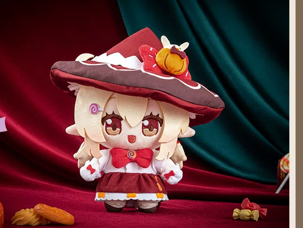 赤いベルベットを背景にお菓子と並ぶ、魔女帽子をかぶったクレー（小物は含まれません）