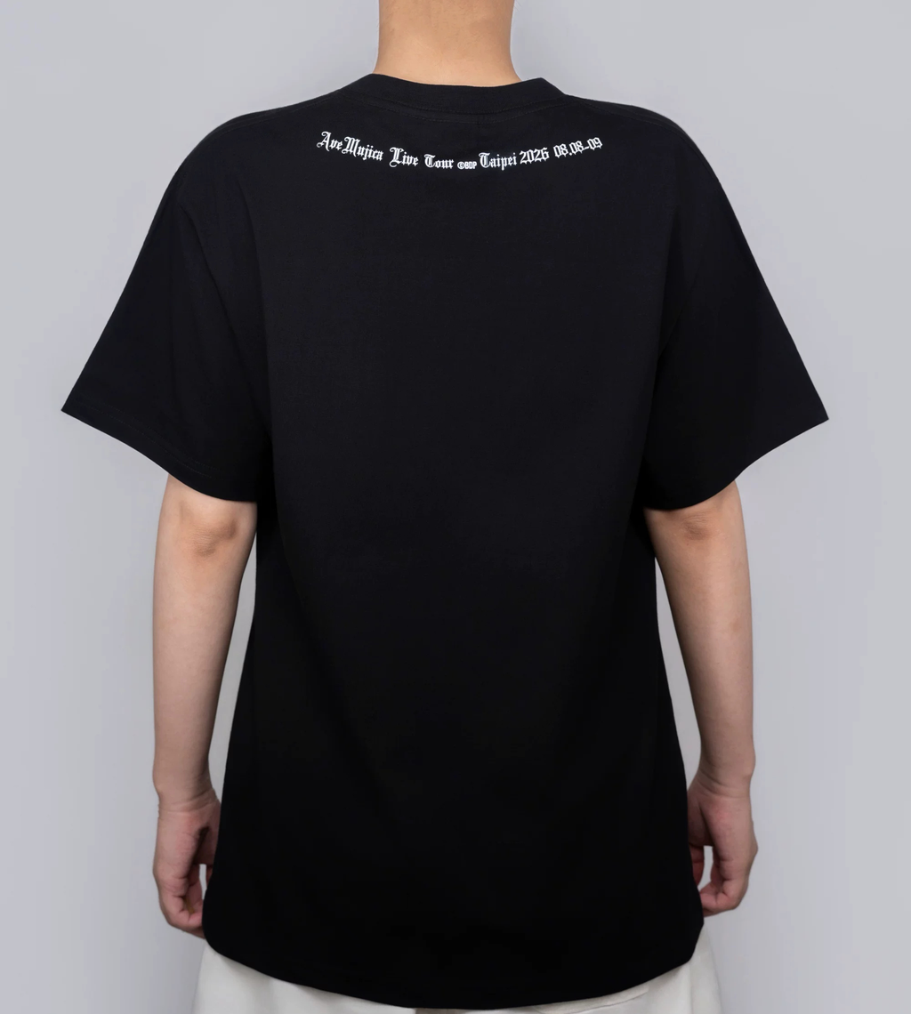 Back view with a small print below the collar