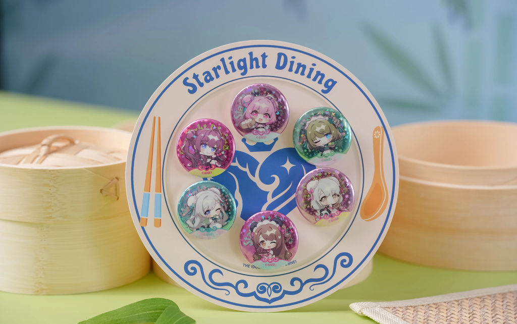 대나무 찜기 앞, 접시 모양 Starlight Dining 카드에 끼운 캔뱃지 6개