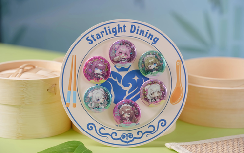 대나무 찜기 앞, 접시 모양 Starlight Dining 카드에 끼운 캔뱃지 6개