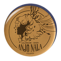 アンジョナナのシルエット風の肖像と「COLOPHANE · ROSIN ANJO NALA」の文字が入った琥珀色の丸いアクリルブロック