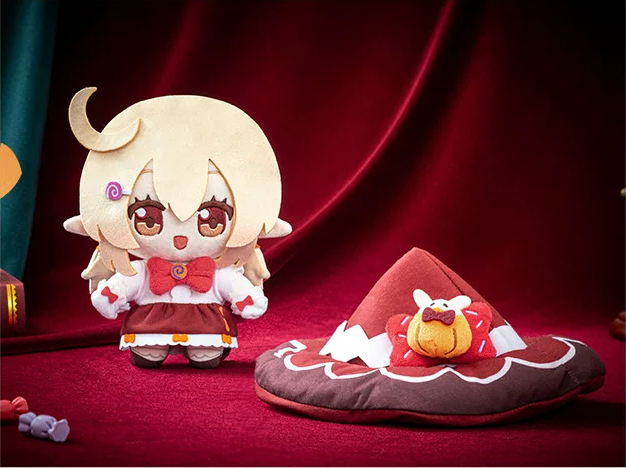 魔女帽子を外して横に置いたクレーのぬいぐるみ