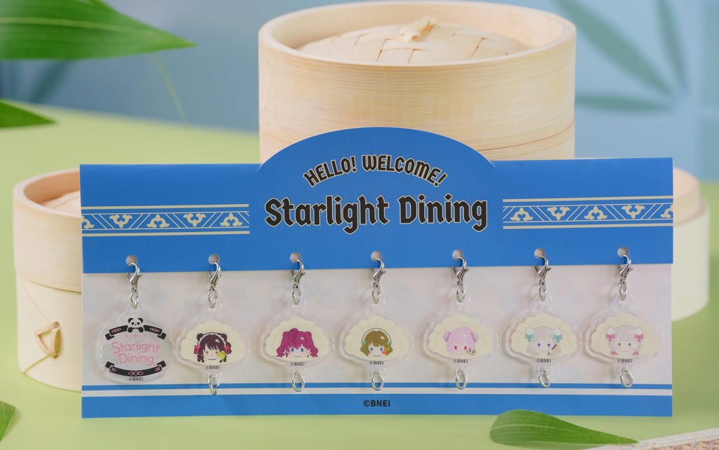 The packaged set standing in front of bamboo steamers