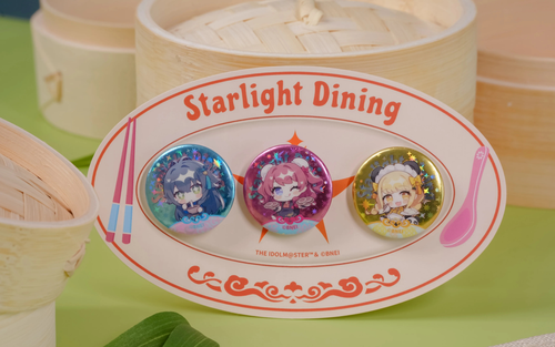대나무 찜기 앞, 타원형 Starlight Dining 카드에 끼운 캔뱃지 3개