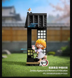 公式の情景写真：花を持った我妻善逸と建物、屋根の上の小鳥を備えたブロックフィギュア。