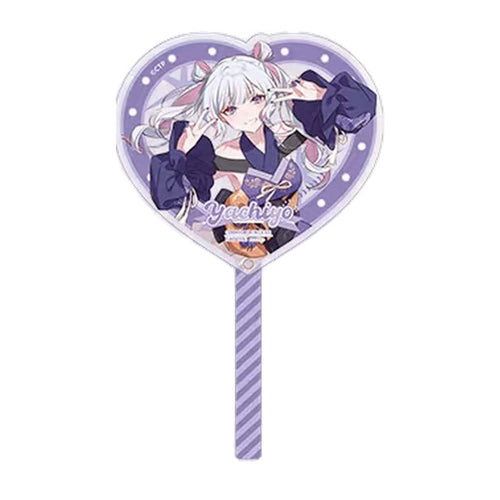 月見ヤチヨのハートアクリル応援うちわ。名前入りのラベンダー色のハートフレームのヤチヨと、ラベンダー色のストライプ柄の持ち手